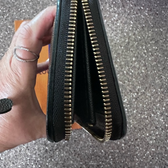 Louis Vuitton wallet - Picture 11 of 13